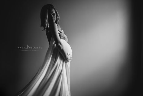 Black Backdrop Maternity Shoot, Photography Poses Black And White, Black And White Maternity, Maternity Studio Photoshoot, Pregnant Photo, Maternity Photography Studio, Maternity Studio, Maternity Photography Couples, Maternity Shoots