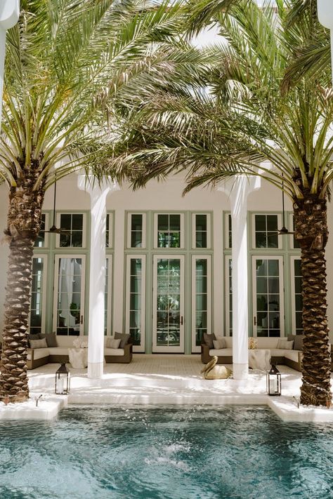 This Florida Beach Home Is Globally-Inspired Coastal Hotel Exterior, Florida House Interior, Alys Beach Homes, Florida Home Decorating, Caribbean House, Florida Beach Homes, Florida Beach Cottage, South Beach Florida, Florida Beach House