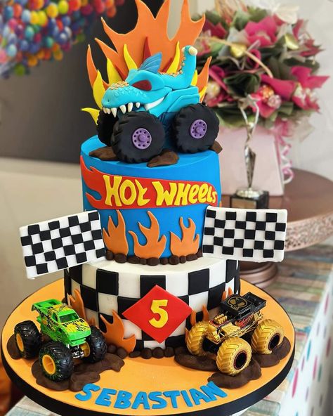 Pastel Hot Wheels, Hotwheels Birthday Cake, Monster Truck Birthday Cake, Hot Wheels Cake, Truck Birthday Cakes, Hotwheels Birthday Party, Monster Truck Cake, Hot Wheels Birthday, Truck Cakes