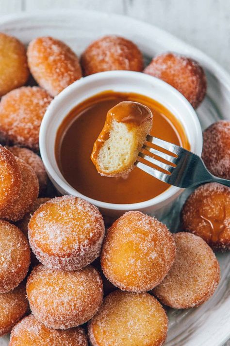 When you eat these you'll never know they're vegan. Soft and fluffy vegan donuts rolled in cinnamon sugar and dipped in your sauce of choice. The perfect bite-sized treat! Vegan Mini Donut Recipe, Vegan Donut Holes, Donut Holes Recipe, Baked Donuts Easy, Vegan Donut Recipe, Donut Hole Recipe, Vegan Donuts, Donut Recipe, Donut Holes