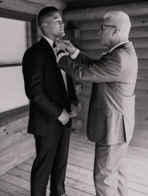 Guys Wedding Photos Grooms, Grooms Men Photo Ideas, Wedding Picture Ideas Bride Getting Ready, Groomsman Photos Getting Ready, Groom Wedding Day Pictures, Men Getting Ready Wedding Photos, Groomsmen Photo Ideas Getting Ready, Groom Wedding Pictures Photo Ideas, Groomsman Pictures Ideas