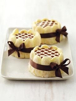 Dolci Finger Food, Cake Boss Recipes, Resep Cake, Tiramisu Recipe, Fancy Desserts, White Plate, Cake Boss, Mini Desserts, Mini Cakes