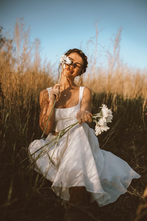 Water Flower Photoshoot, Summer Photoshoot Ideas, Senior Photoshoot Poses, Debut Photoshoot, Spring Photoshoot, Flower Photoshoot, Nature Photoshoot, Theme Nature, Pose Fotografi