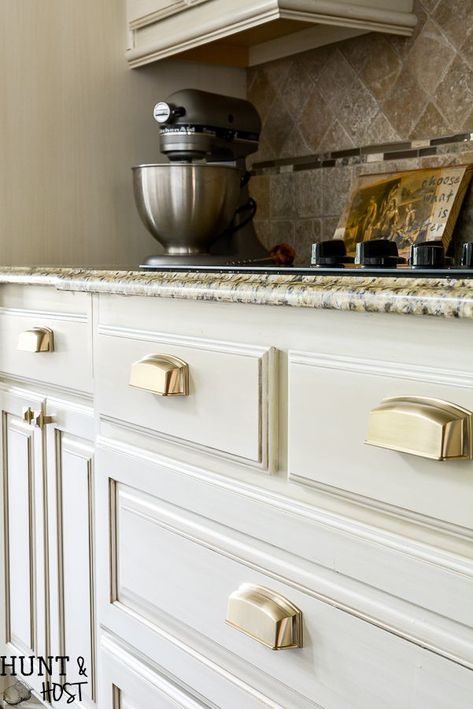 The kitchen got some jewelry with this glam French country hardware selection, plus some easy DIY hardware installation tips! #kitchenhardware #frenchcountrykitchen #goldhardware #kitchencabinetpulls #cuphandles #vintageglam French Kitchen Cabinet, French Country Cabinet, French Country Cabinets, French Country Rug, Country Kitchen Designs, French Country Kitchens, English Decor, Kitchen Cabinet Pulls, Treasure Crafts