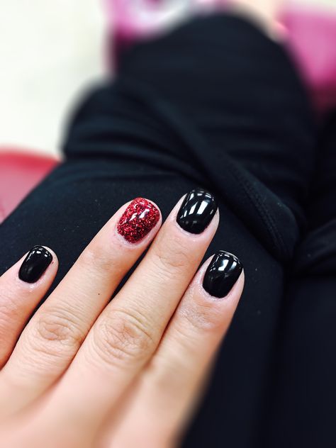 Black gel with red glitter on ring finger on natural nails. Red And Black Powder Dipped Nails, Red Glitter And Black Nails, Black Nails With Red Glitter Accent, Black And Red Gel Nails Short, Black And Red Nails Christmas, Black Red Glitter Nails, Black Nails Red Accent, Black Nails With Red Accent, Black And Red Glitter Nails