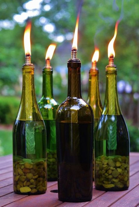 Torches Tiki, Diy Bottle Lamp, Wine Bottle Tiki, Wine Bottle Tiki Torch, Bottle Projects, Old Wine Bottles, Recycled Wine Bottles, Bottle Ideas, Wine Bottle Art