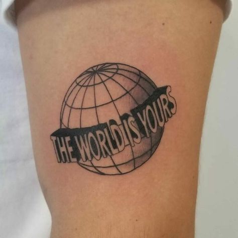 Film Tatoos Ideas, World Is Yours Tattoo, Rocky Tattoo, The World Is Yours Tattoo, Scarface Tattoo, Tattoo Bras Homme, Tattoo Inspiration Men, Back Of Shoulder Tattoo, Forearm Tattoo Women