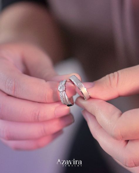 Salah satu desain cincin yang paling diminati.👍 ㅤ Cincin Wanita tampil anggun dengan untaian batu permata dan cincin pria yang tetap simple namun serasi dengan cincin Wanita. 💍 ㅤ Tersedia untuk bahan emas, palladium, platinum, platigold (emas putih) dan silver dengan Harga mulai dari 699rb sepasang. ㅤ Order sekarang ya, karena harga logam bisa naik turun nggak tentu ㅤ #cincinkawin #cincinpria #cincinwanita #perakkotagede #semarnusantara #cincinpernikahan #cincinlamaran #cincinberlian #cincinj... Platinum