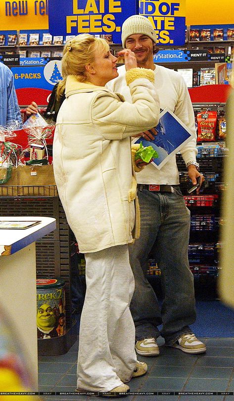 Britney Spears & Kevin Federline (husband - 01/02/05) [Blockbuster] #LosAngeles #California Britney Spears Husband, Britney Spears 2004, Kevin Federline, Britney Spears Gif, Celebrity Street Style, Married Life, Spears, Britney Spears, Rihanna