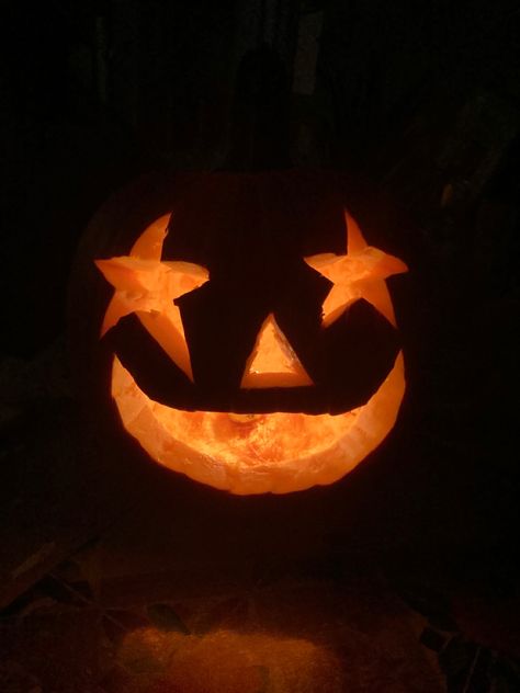 Aesthetic Jackolantern Ideas, Star Eye Pumpkin Carving, Pumpkin Carving Star Eyes, Pumpkin Carving Ideas Stars, Emo Pumpkin Carving, Basic Pumpkin Carving Ideas, Star Pumpkin Carving, Pumpkin Carving Ideas Aesthetic, Aesthetic Pumpkin Carving