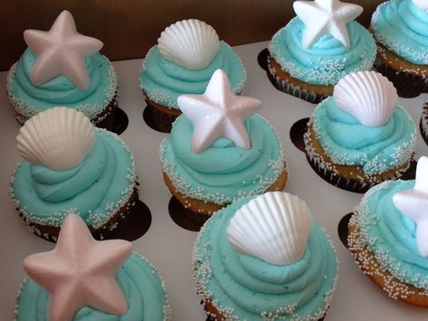 Seashell Cupcakes Seashell cupcakes for a Little Mermaid birthday party. Cupcakes Decoration Birthday, Seashell Cupcakes, Ocean Cupcakes, Beach Theme Cupcakes, Disney Cupcakes, Mermaid Cupcakes, Mermaid Birthday Cakes, Sea Birthday Party, Mermaid Baby Showers