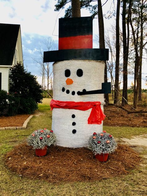 Round Bale Christmas Decorations, Haybale Christmas Ideas, Farm Christmas Decor Outdoor, Round Hay Bale Decorating Ideas Christmas, Snowman Hay Bale, Hay Bale Snowman, Hay Bale Decorating Ideas Christmas, Hay Bale Christmas Ideas, Hay Bale Christmas Decor