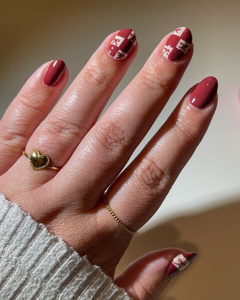 Plaid Nail Art Christmas, Gingham Nails Tutorial, Plaid Accent Nails, Christmas Checkered Nails, Red Gingham Nails, Fall Bow Nails, Nail Art Checkered, Fall Checkered Nails, Red Fall Nail Designs