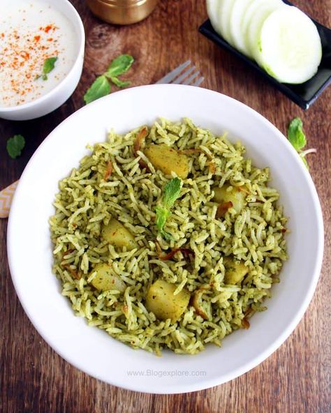 easy to make and flavor-packed Indian style mint rice using fresh mint leaves and spices. Using Fresh Mint, Pudina Rice, Mint Rice, Rice Pulao, Spinach Rice, Indian Rice Recipes, Mumbai Street Food, Pulao Recipe, Mint Recipes