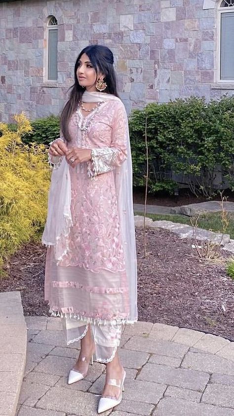 Karachi Dresses Suits, Light Pink Suits Women Indian, Aesthetic Pakistani Suits, Pakistani Eid Dress Ideas, Eid Clothes Pakistani, Eid Suits, Eid Outfits Pakistani, Desi Fits, Eid Dress