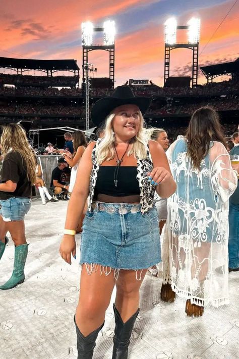 Country Concert Outfit Plus Size, Plus Size Concert Outfit Ideas, Plus Size Country Outfits, Plus Size Country Concert Outfit, Kenny Chesney Concert Outfit, Plus Size Western Outfits, Cma Fest Outfit, Alexandra Kay, Plus Size Concert Outfit