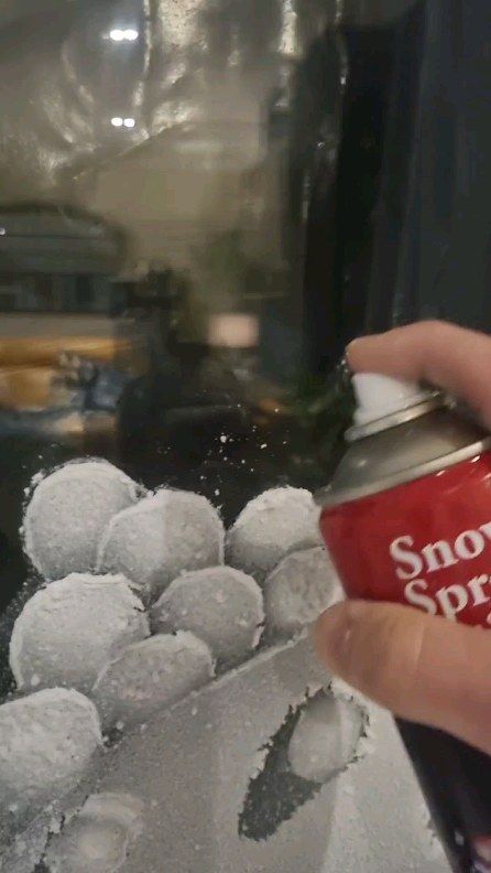 Christmas Window Snow Spray Ideas, Window Snow Spray Ideas, Snow Spray Window Ideas Easy Diy, Spray Snow Windows Ideas, Easy Snow Spray Window Ideas, Spray Snow Windows, Snow Window Display, Snow On Windows Spray Ideas, Snow Spray Window Ideas