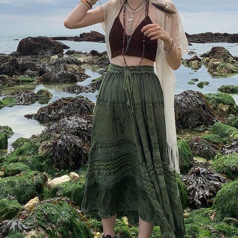 Looks Hippie, Long Green Skirt, Long Midi Skirt, Green Midi Skirt, Mode Grunge, Long Skirt Fashion, Grunge Fairycore, Holiday Skirts, Estilo Hippie