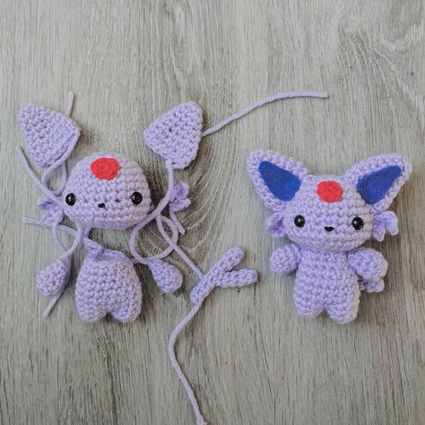 Espeon and Umbreon free amigurumi crochet pattern Crochet Umbreon Free Pattern, Umbreon Crochet Pattern Free, Crochet Espeon, Crochet Umbreon, Free Crochet Pokemon, Espeon And Umbreon, Espeon Pokemon, Pokemon Crochet, Pokemon Crochet Pattern