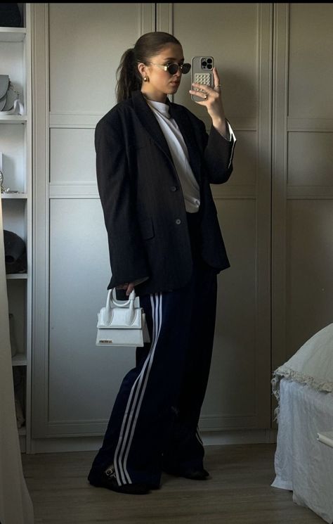 Adidas Track Pants Outfit Winter, Black Adidas Pants Outfits, Adidas Firebird Pants Outfit, Adidas Trousers Outfit, Ootd Sporty Casual, Adidas Outfit Aesthetic, Track Pant Outfit, Track Pants Outfit Women, Adidas Pant