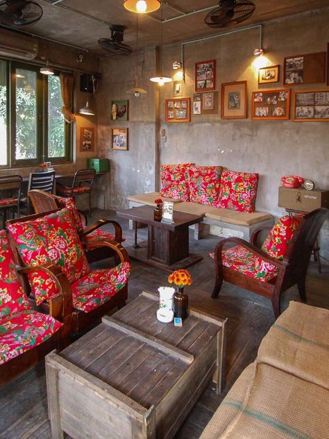 Vietnamese Room Decor, Vietnam Cafe Interior, Vietnam Interior Design, Vietnam Decoration, Retro Cafe Design, Vietnamese Cafe, Retail Space Design, Retro Cafe, Vintage Cafe