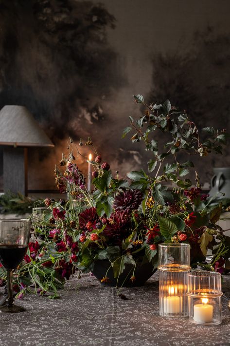 Table Scape Thanksgiving, Natural Christmas Table Settings, Moody Thanksgiving Tablescape, Moody Tablescape, 2023 Thanksgiving, Moody Christmas, Thanksgiving Tables, Holiday Floral Arrangements, Thanksgiving Flowers