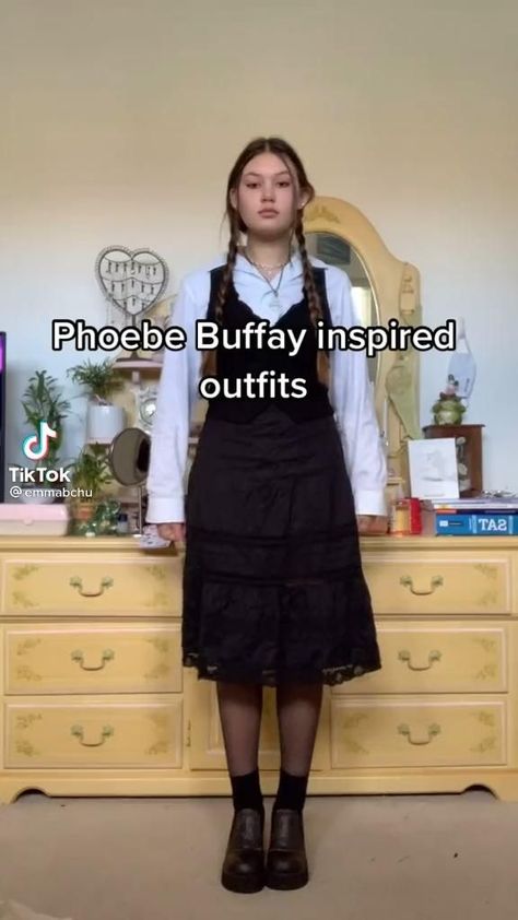 Phoebe Buffe Outfits, Pheebee Buffay Outfits, Craftcore Outfit, Phoebe Buffay Costume, Iconic Phoebe Buffay Outfits, Pheobe Buffay Outfit, Friends Inspired Outfits, Phoebe Outfits, Friends Outfits 90s