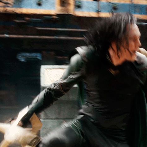 Thor: Ragnarok (2017) ~ Loki. (Gif-set: http://maryxglz.tumblr.com/post/163383923522/thor-ragnarok-2017-loki ) Thor Ragnarok 2017, Loki God Of Mischief, Thomas William Hiddleston, Loki Marvel, Hair Flip, Loki Thor, Man Thing Marvel, Loki Laufeyson, Tom Hiddleston Loki