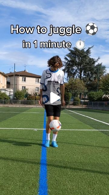 Soccer Footwork Drills At Home, Soccer Juggling Tips, How To Juggle A Soccer Ball, Football Juggling, Soccer Juggling, Soccer Footwork Drills, Soccer Workout, Soccer Skills Training, Soccer Videos