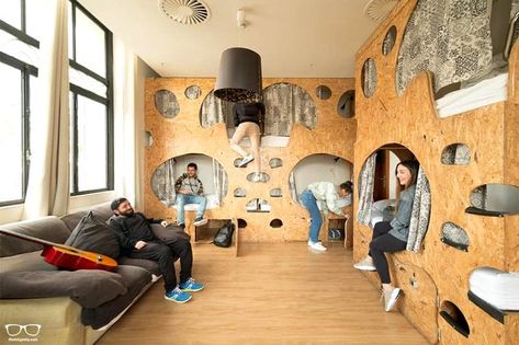 Lisbon Nightlife, Girls Hostel, Hostels Design, Hostel Room, Capsule Hotel, Youth Hostel, Group Home, Common Room, Shared Room