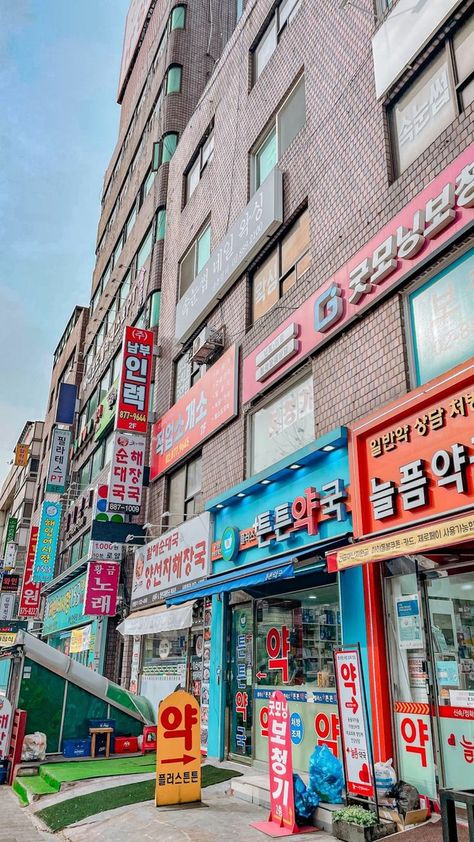 Seoul Shopping Street, Seoul Building, Korea Tourist Spots, Seoul Shopping, Cinematography Stills, South Korea Fashion, Seoul Korea Travel, Traveling Aesthetic, South Korea Travel