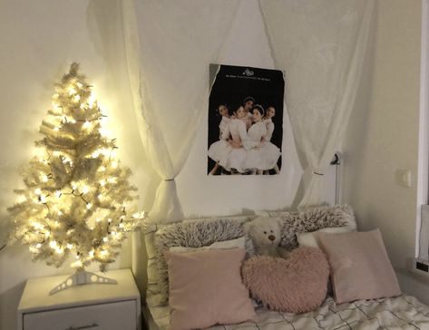 Coquette Winter Bedroom, Coquette Christmas Bedroom, Coquette Christmas Room, Mini White Christmas Tree, Christmas Pic, Winter Bedroom, Girly Christmas, Coquette Christmas, Pink Room Decor