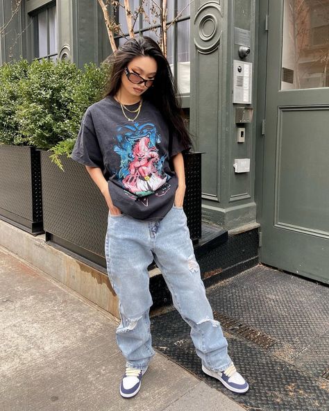 Baggy Tshirt Outfit, Jenny Lin, Women's Streetwear Fashion, Graphic Tee Outfits, Tomboy Style Outfits, Instagram Outfits, Jan 1, Streetwear Fashion Women, Simple Trendy Outfits