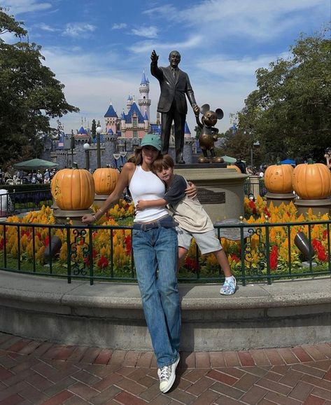 Young Mom Aesthetic, Disneyland Outfit Ideas, Outfit Ideas For Moms, Moms Goals, Disneyland Outfits, Mommy Daughter, Mommy Baby, Future Mom