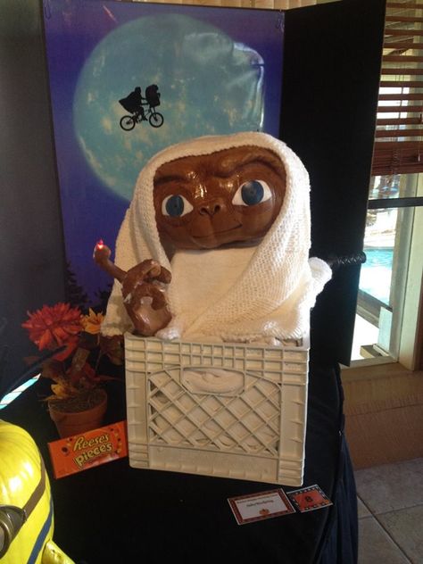 E.T. The Extra-Terrestrial E.t. Pumpkin Carving, E T The Extra Terrestrial Party Ideas, Et Pumpkin Painting, E.t. Pumpkin, Willy Wonka Pumpkin Decorating, Et Pumpkin Decorating, Pumkin Characters, Pumpkin Contest Ideas No Carve, Book Character Pumpkins