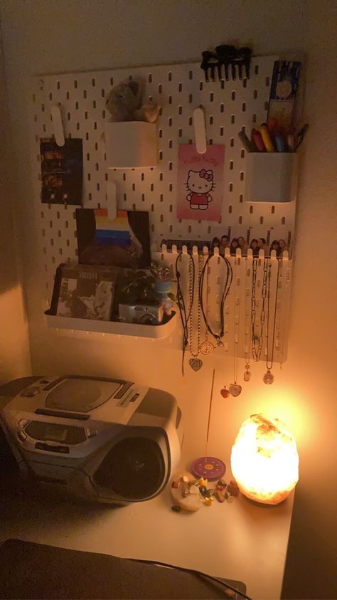 Ikea Pinboard, Grunge Dorm, Grunge Dorm Room, Pinboard Ideas Aesthetic, Pinboard Ideas, Uni Room, Dorm Ideas, Room Design Bedroom, Dream Room Inspiration