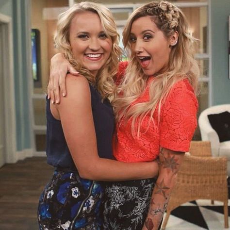 Emily osment and Ashley tisdale - 'young and hungry' Lola Luftnagle, Lilly Truscott, Big Bang Theory Actress, Young And Hungry, Alexa Davalos, Melissa & Joey, Young & Hungry, Emily Osment, Jennifer Aniston Style