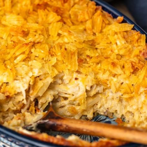 Cheesy Potato Casserole is the ideal holiday side dish recipe for anyone that loves cheese and potatoes. This hash brown potato casserole recipe is super easy, super cheesy, and topped off with a crunchy potato chip topping! Cheesy Potatoes With Hashbrowns, Hash Brown Potato Casserole, Best Twice Baked Potatoes, Cheesy Hashbrown Casserole, Breakfast Sausage Recipes, Thanksgiving Side Dishes Easy, Cheesy Hashbrowns, Cheesy Potato Casserole, Christmas Recipes Easy