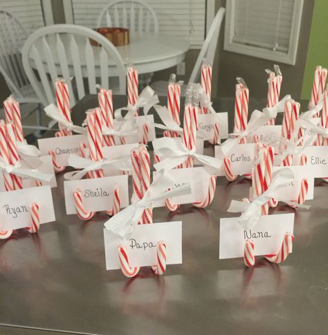 Christmas Table Names Ideas, Name Tag Dinner Table, Christmas Dinner Name Tags, Name Tags For Christmas Table, Christmas Table Names, Name Tag Table Setting, Diy Christmas Name Place Cards, Christmas Name Tags For The Table, Christmas Party Name Tags