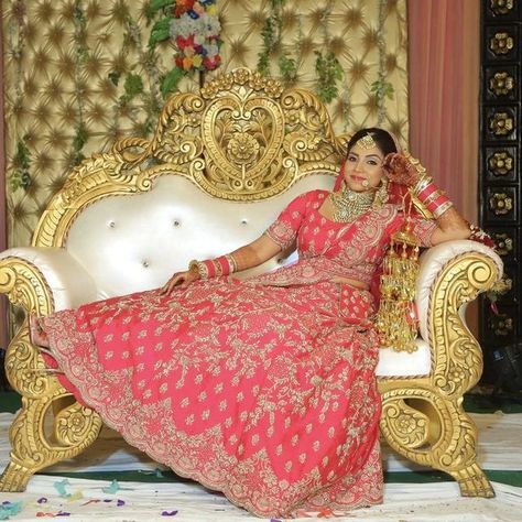 Bride Sitting Poses, Coupal Pose, Bride Stage, Wedding Cinematography Videos, Indian Bride Photography Poses, Haldi Function, Bride Photos Poses, Indian Wedding Photography Couples, Makeup Bride