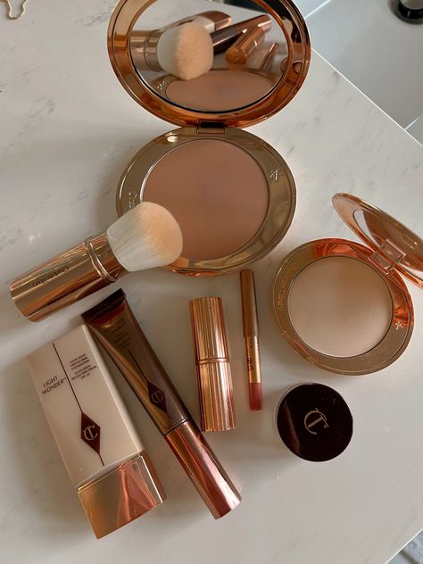 Charlotte Tilbury Aesthetic, Effortless Makeup, Tilbury Makeup, Golden Makeup, Face Mask Brush, Charlotte Tilbury Makeup, Mask Brush, Girls Things, Makeup Wishlist