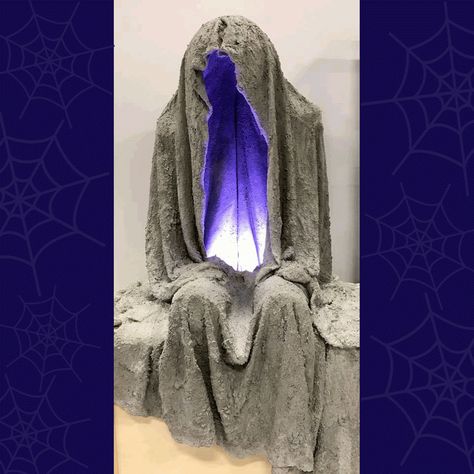 Make this: Eerie Front Porch Ghost for Halloween. See the video with color changing light - So cool! Front Yard Halloween Ideas Diy, Cheesecloth Ghost Diy, Halloween Reaper, Ghost For Halloween, Diy Halloween Ghosts, Diy Drapes, Cheesecloth Ghost, Spiderman Room, Halloween Cemetery