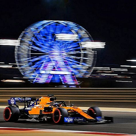 2019 Bahrain GP - Carlos Sainz powering his McLaren F1 car past the ferris wheel at practice under the floodlights for the day into night race. #F1 #Formula1 #BahrainGP #McLarenMCL34 #CarlosSainz Night Races F1, Formula 1 Night Race, F1 Night Race Wallpaper, F1 Aesthetic Night Race, F1 Night Race Aesthetic, Night Race Aesthetic, Mclaren Aesthetic F1, Mclaren Widget, Mclaren F1 Aesthetic