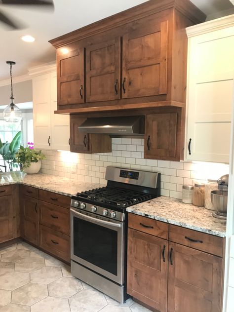 Two Tone Cabinets Color Combos, Kitchen 2025, Two Toned Kitchen Cabinets, Breakfast Kitchen, Two Tone Cabinets, 2024 Kitchen, Painted Kitchen Cabinets Colors, Cabinet Paint, Cherry Kitchen