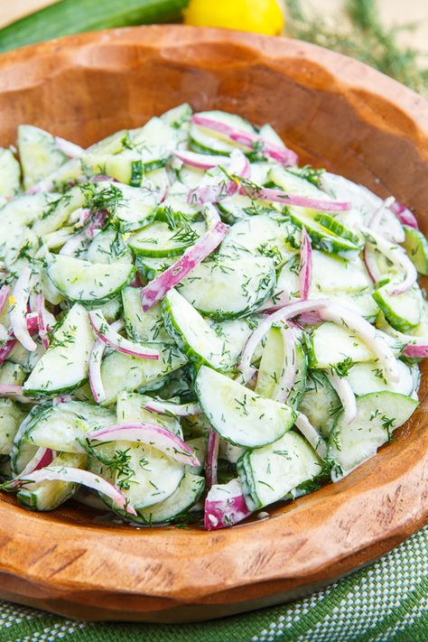 Creamy Cucumber Salad Shrimp Guacamole, Guacamole Bites, German Cucumber Salad, Salad Kale, Creamy Cucumber Salad, Resep Salad, Cucumbers And Onions, Creamy Cucumbers, Salad Pasta