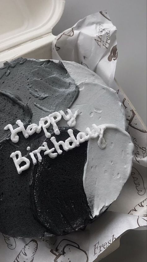 Korean Cake Hitam, Grey Cake Aesthetic, Black Bento Cake Design, Black And White Bento Cake, Black Korean Cake, Black Bday Cake Aesthetic, Korean Bento Cake Design, Grey Cake Ideas, Black Bento Cake