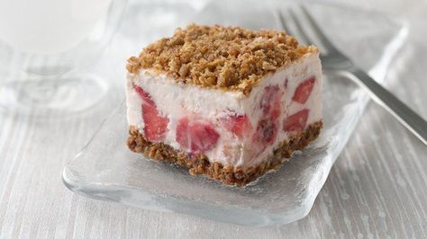 A creamy frozen treat made with fresh strawberries and topped with crunchy Nature Valley™ granola bars. Easy to make and perfect for a hot summer day! Frozen Strawberry Desserts, Fudge Caramel, Strawberry Crunch Cake, Strawberry Crunch, Frozen Strawberry, Crunch Cake, Kolaci I Torte, Icebox Cake, A Piece Of Cake