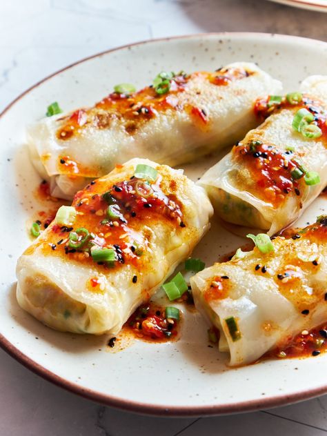 Rice Paper Tofu, Tofu Dumplings, Sweet Chili Garlic Sauce, Easy Dumplings Recipe, Recipes Using Rice, Summer Rolls Recipe, Rice Paper Recipes, Vegan Dumplings, Vegan Rice