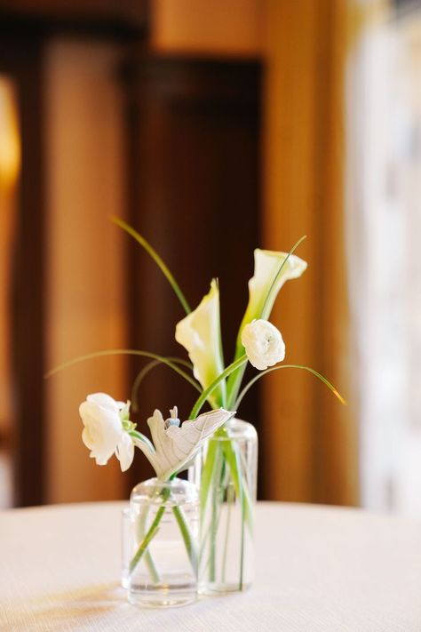 Calla Lily Wedding Decorations, Calla Lillies Centerpieces, Calla Lily Wedding Centerpiece, Small Flower Centerpieces, Calla Lillies Wedding, Calla Lily Wedding Flowers, Calla Lily Centerpieces, Bud Vases Wedding, Bud Vases Arrangements