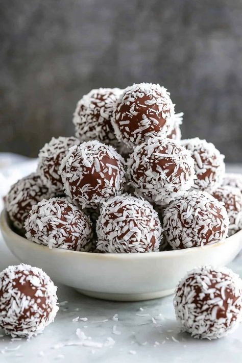 Coconut And Chocolate Cookies, Chocolate Coconut Recipes, Coconut Treats Easy, Coconut Christmas Treats, Chocolate Covered Coconut Balls, Coconut Chocolate Balls, Coconut Balls Recipe, Chocolate Coconut Balls, Dessert Balls